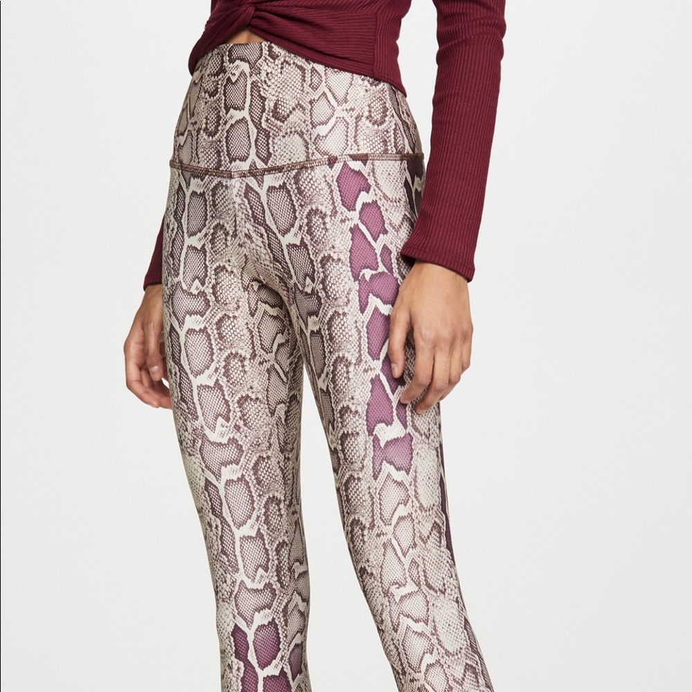 Onzie high rise graphic leggings; Viper; Size M/L.